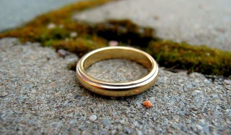 My Go-to Spells for Finding Lost Objects Choosing Engagement Ring, Wedding Necessities, Engagement Jewellery, Types Of Gems, Diamond Wedding Jewelry, Platinum Wedding Band, Wicca Witchcraft, Engagement Ring Diamond, Aquamarine Engagement Ring