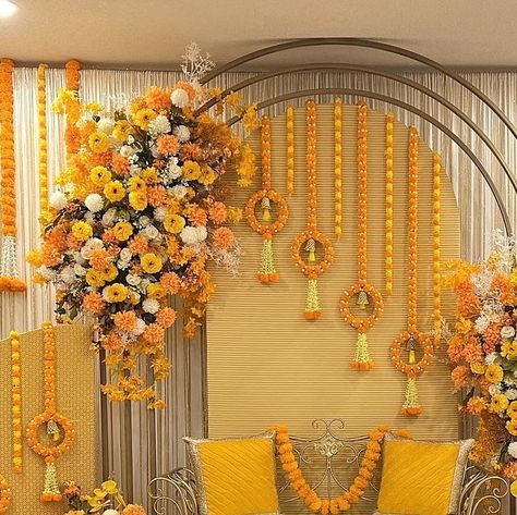 Marigold Backdrop, Marigold Decor, Mehendi Night, Home Decor India, Hindu Bride, Henna Party, Indian Wedding Photography Poses, Mehndi Decor, Wedding Sutra