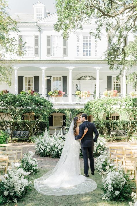 Bride and groom kissing at their Thomas Bennett House wedding in Charleston, South Carolina Thomas Bennett House Wedding, Charleston Elopement, Charleston Churches, House Moodboard, Bride And Groom Kissing, William Aiken House, Charleston Weddings, Louisiana Wedding, South Carolina Wedding