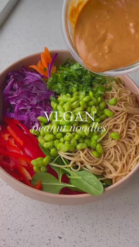 Rainbow Peanut Noodles, Carrot Ribbons, Peanut Noodles, Plant Based Cookbook, Purple Cabbage, Makanan Diet, Think Food, Idee Pasto Sano, Peanut Sauce