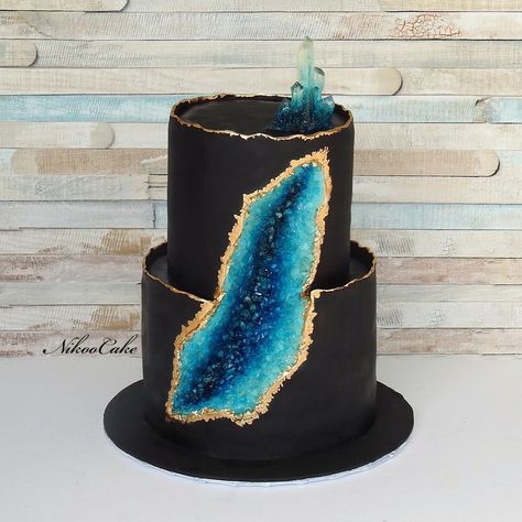 Geo Cakes Ideas, Halloween Geode Cake, Gemstone Cake Ideas, Geode Cake Ideas, Geode Cake Birthday, Black Geode Cake, Cristal Cake, Drone Cake, Simple Cake Decoration