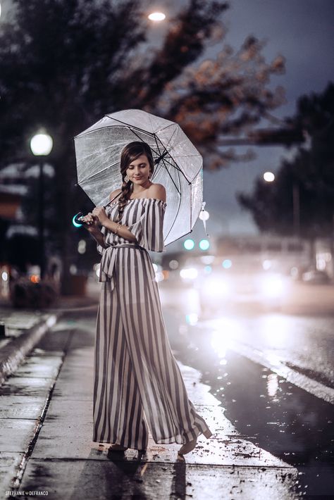 Poses With Umbrella, Clear Umbrella Photography, Rain Photos, Umbrella Photography, Clear Umbrella, Senior Photo Shoot, Rain Photo, Senior Photo Poses, Outdoor Girls