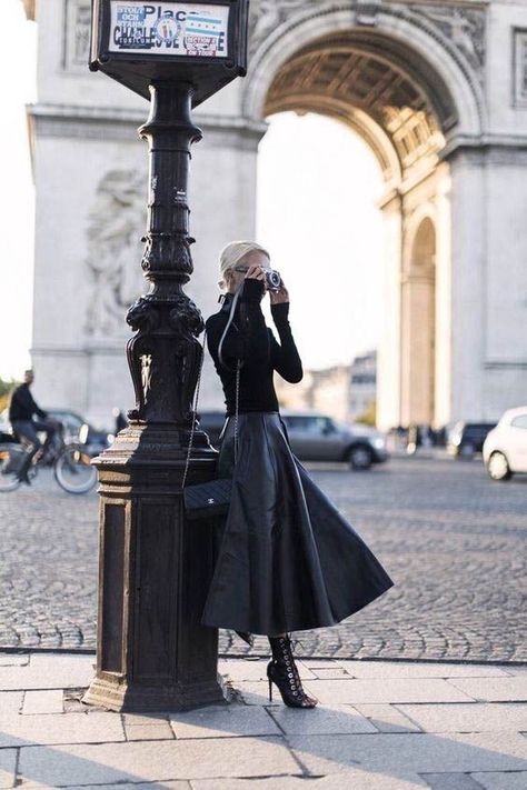 Leather Skirt Fall Outfit, Style Parisienne, Leather Skirt Outfit, Parisienne Chic, Skirt Outfits Fall, Paris Chic, Chique Outfits, Rock Outfit, Paris Mode