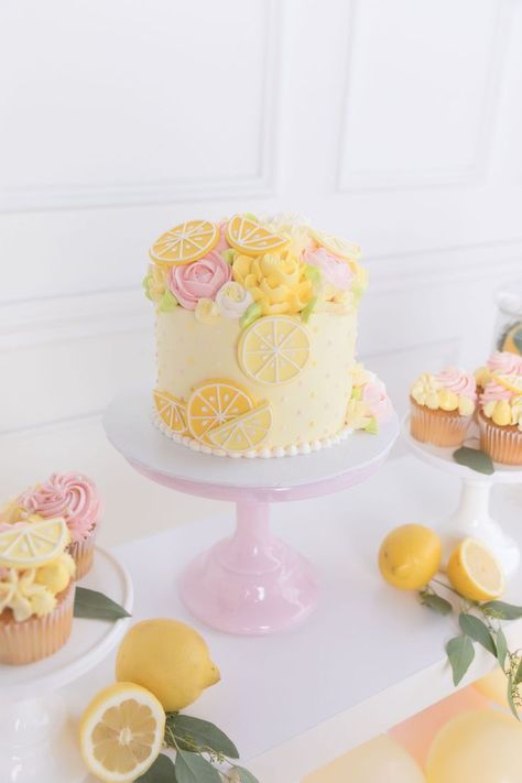 Lemon Birthday Cupcakes, Pink Lemonade Bridal Shower Theme, 1st Birthday Lemon Theme Cake, Main Squeeze 1st Birthday Party, Lemonade Cake Decoration, Lemonade Cake Birthday, Pink Lemonade Theme Party, Lemon Themed First Birthday Cake, Lemon And Pink Bridal Shower Theme