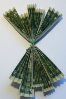 Let's create: Dollar Bill Rose Tutorial Dollar Bill Roses How To Make, Oragami Money, Money Bouquets, Lei Diy, Burlap Flower Tutorial, Gift Treats, Money Lei Diy, Python Language, Learning Python