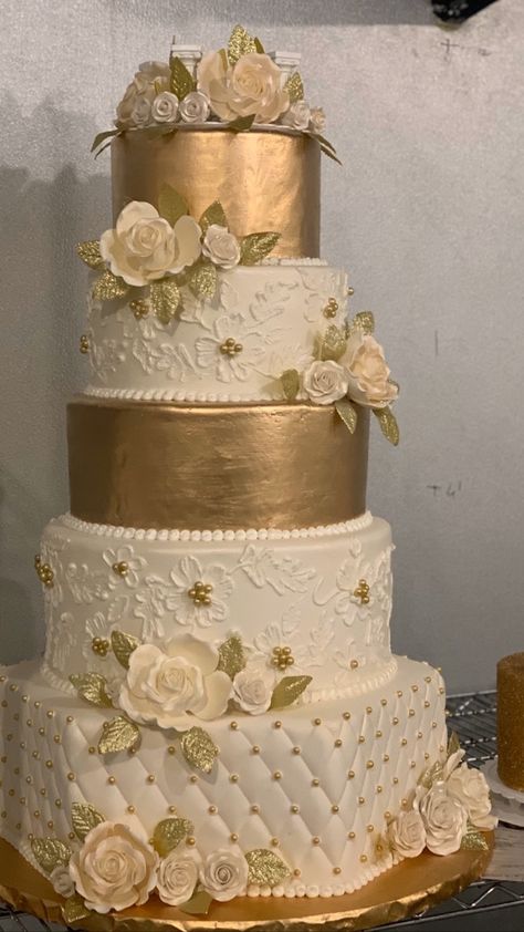 Champagne Cake Quince, Sweet 16 Decorations Champagne, Champagne Theme Quinceanera, Quince Gold Theme, Quince White And Gold, Champagne Quince Cake, Champagne Color Cake, Gold Theme Quinceanera, Gold Quince Cake