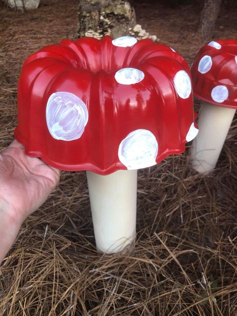 DIY Bundt Pan Mushrooms - The Shabby Tree Toadstool Craft, Bundt Pans, Yard Art Crafts, Red Spray Paint, The Shabby Tree, Mushroom Crafts, Shabby Tree, Crafts For Seniors, Block Craft