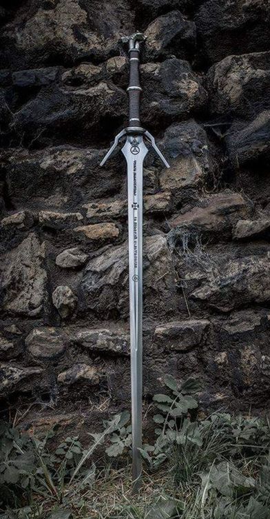 Fantasy Longsword Designs, Longsword Fantasy, Longsword Design, Fantasy Swords, Cool Swords, Fantasy Rpg, Armors, Medieval Fantasy, The Witcher