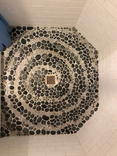 Mosaic In House, Small Chic Bathroom, Riverstone Shower Floor, Pebble Bathroom Floor, River Rock Bathroom, Pebble Shower, Pebble Shower Floor, Creative Flooring, Dream Apartment