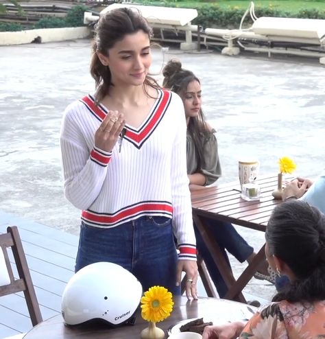 Alia Bhatt Desi Outfits, Alia Bhatt Winter Outfits, Alia Bhatt Outfits Casual, Alya Bhatt, Alia Bhatt Outfits, Alia Bhatt Style, Ranbir And Alia, I Am Aligned, Girl Snaps