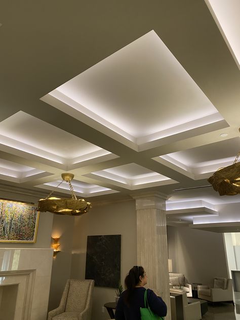 Living Room Pop Ceiling Design Modern, Modern Coffered Ceiling, Coffer Ceiling, Drawing Room Ceiling Design, Roof Ceiling, Pop Ceiling Design, Ceiling Design Living Room, Ceiling Design Modern, Cove Lighting