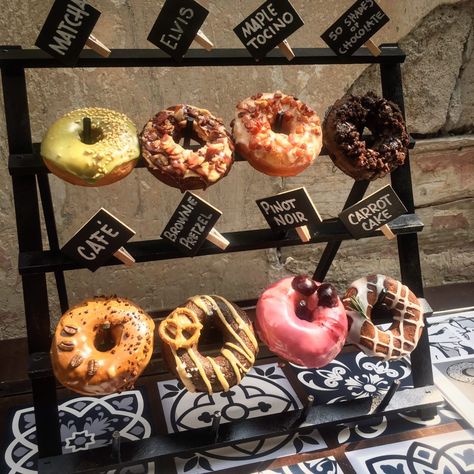 Mad Dona: donas estilo Nueva York que conquistaron la CDMX Donuts Gourmet, Cake Brownie, Donut Bar, Donut Worry, Delicious Donuts, Bakery Business, Candy Favors, Donut Shop, Bakery Shop