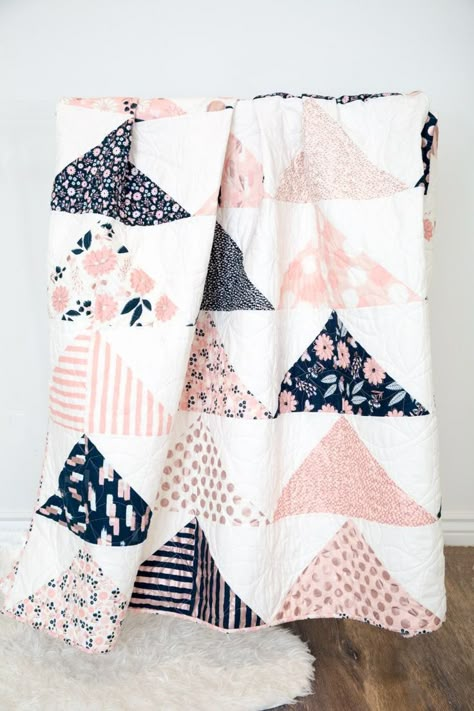 Minimal Triangles Quilt Pattern - Simple Simon and Company Triangle Quilt Pattern, Baby Quilt Ideas, Tshirt Quilt, Beginner Quilt Patterns, Beginner Sewing Projects Easy, Triangle Quilt, Nine Patch, Modern Quilt Patterns, Sewing Quilts