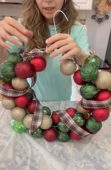 Hanger Wreath Diy Christmas, Diy Rainbow Decorations, Ornament Wreath Diy, Wire Hanger Crafts, Diy Christmas Baubles, Hanger Christmas Tree, Ornament Wreaths, Christmas Tree Inspo, Christmas Wreath Craft