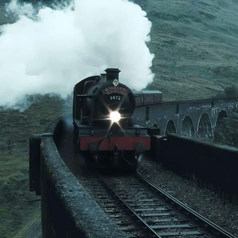 Hogwarts Train, Harry Potter Train, Hogwarts Visuals, Harry Potter Vibes, Hogwarts Life, Hogwarts Shifting, Hp Aesthetic, Harry Potter Icons, Between Two Worlds