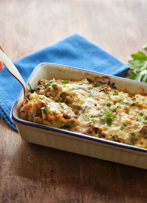 Caramelized Cauliflower and Mushroom Casserole- Absolutely Delicious! Can't wait to make it for company. Cauli Mash, Cauliflower Mushroom, Mushroom Casserole, Cauliflower Casserole, Healthy Comfort Food, Cauliflower Recipes, Veggie Dishes, Casserole Dish, Vegetable Side Dishes