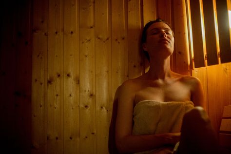 Far infrared sauna benefits are widely promoted but not all of them are backed by science. Here's what you need to know before you use a far infrared spa. Sauna And Steam Room, The Casanova, Sauna Health Benefits, Infrared Sauna Benefits, Diy Sauna, Sauna Ideas, Sauna Benefits, Dry Sauna, Traditional Saunas