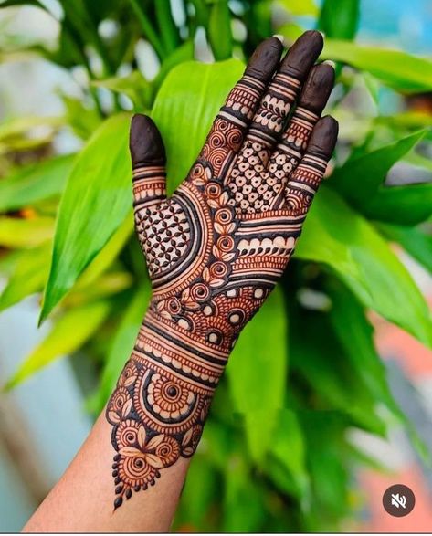 Navratri Mehendi Designs Latest, Mehendi Designs For Right Hands, Mendhi Designs Latest, Mehedi Henna Ideas, Navratri Mehendi, Navratri Mehndi Design, Teej Mehendi, Mehendi Practice, Henna Motive