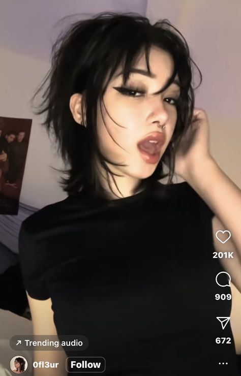 Short Layered Haircuts Grunge, Raven Haircut, Short Fem Haircuts, Shizuku Haircut, Layered Alternative Hair, Short Black Hair With Layers, Short Grunge Hairstyles, Black Hair Inspo Short, Black Tips Hair