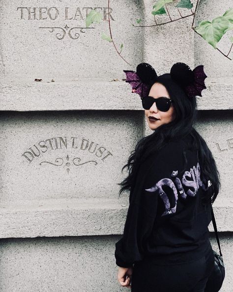 Goth Disney Outfits, Goth Disney, Spooky Fashion, Cute Disney Pictures, Disney Outfit, Spooky Szn, Creepy Stuff, Disney Holiday, Disney Pictures