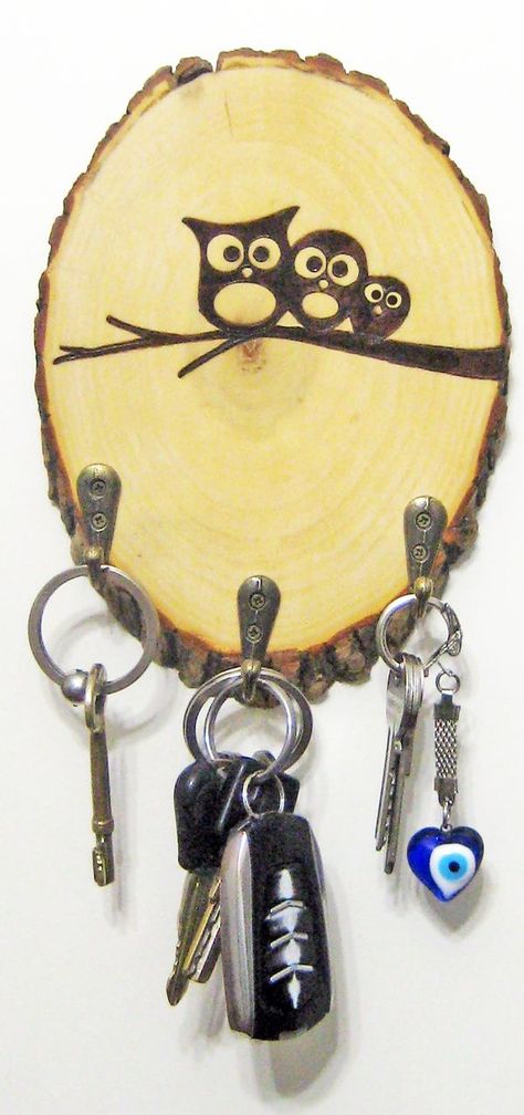 Woodworking Outdoor Furniture, Key Holder Diy, Tree Slice, Woodburning Projects, Wood Slice Crafts, Wood Burning Crafts, Wood Burning Patterns, Diy Holz, Cool Woodworking Projects