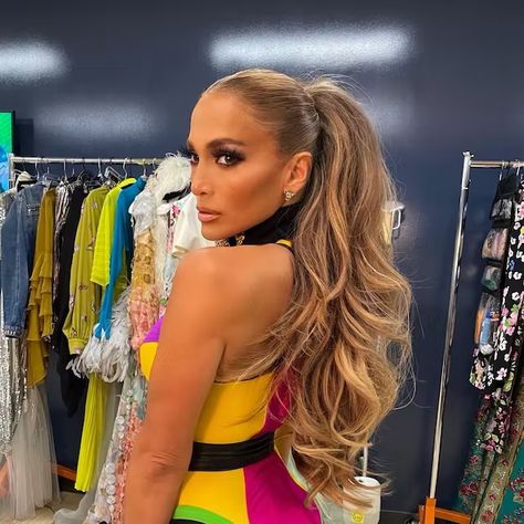 Jennifer Lopez's Best Beauty Moments Of 2021 Are All About Sultry Glam Jlo Hair, Anna Delvey, Long Ponytail Hairstyles, Iconic Hairstyles, Pin Up Curls, Jennifer Lopez Hair, Voluminous Ponytail, High Ponytails, Half Up Hair