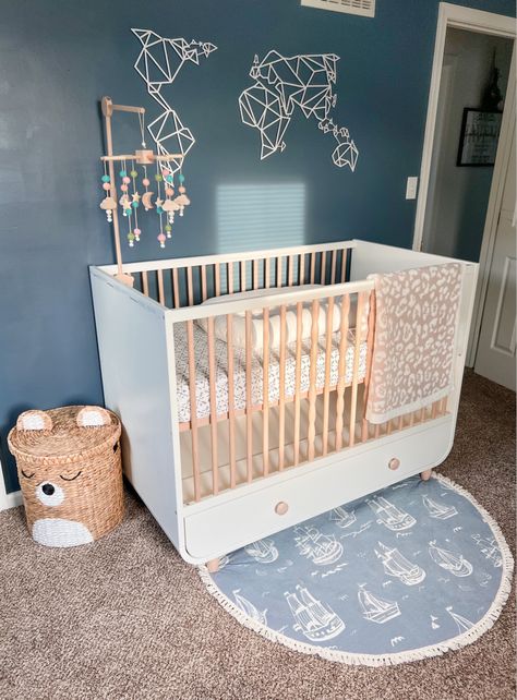 Gender neutral travel themed nursery ideas Room Shower Ideas, Travel Baby Nursery, Amazon Nursery, Neutral Nursery Themes, Travel Themed Nursery, Baby Nook, Boys Nursery Ideas, Nursery Ideas Girl, Nursery Themes Neutral