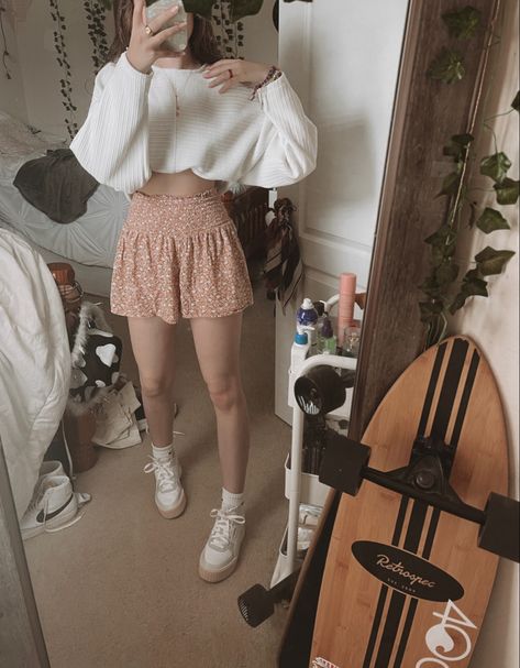 Short Floral Skirt Outfit Aesthetic, Short Flower Skirt Outfit, Short Flowy Skirt Outfit, Flower Skirt Outfit, Short Flowy Skirt, Flowy Skirt Outfit, Flowy Outfit, Flowy Outfits, Pink Skirt Outfits