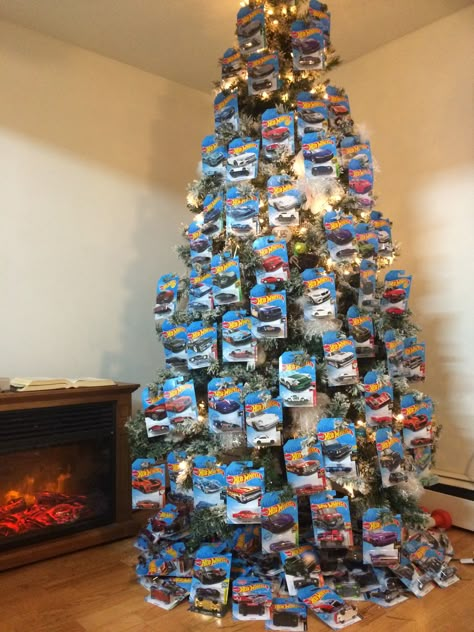 Hot Wheels Tree Christmas, Hot Wheel Christmas Tree, Monster Truck Christmas Tree, Hot Wheels Christmas Tree Ideas, Hot Wheels Christmas Tree, Desserts Drawing, Funny Christmas Tree, Boring People, Hot Wheels Birthday