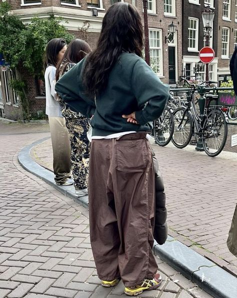 Baggy Pants Outfit Aesthetic, Dark Folklore, Gorpcore Fashion, Parachute Pants Outfit, Baggy Pants Outfit, Brown Pants Outfit, Pants Outfit Aesthetic, Fits Baggy, Winter Pants Outfit