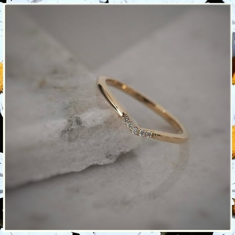 Looking for unique wedding bands ideas for your special day? Check out these 7 stunning options that will make your wedding even more memorable. From classic styles to modern twists, find the perfect wedding bands to symbolize your love and commitment. Explore now! Twin Rings, Simple Ring Design, Cute Promise Rings, Hand Jewelry Rings, Minimalist Wedding Rings, Minimalist Diamond Rings, Pretty Jewelry Necklaces, Pave Diamond Band, Gold Rings Fashion