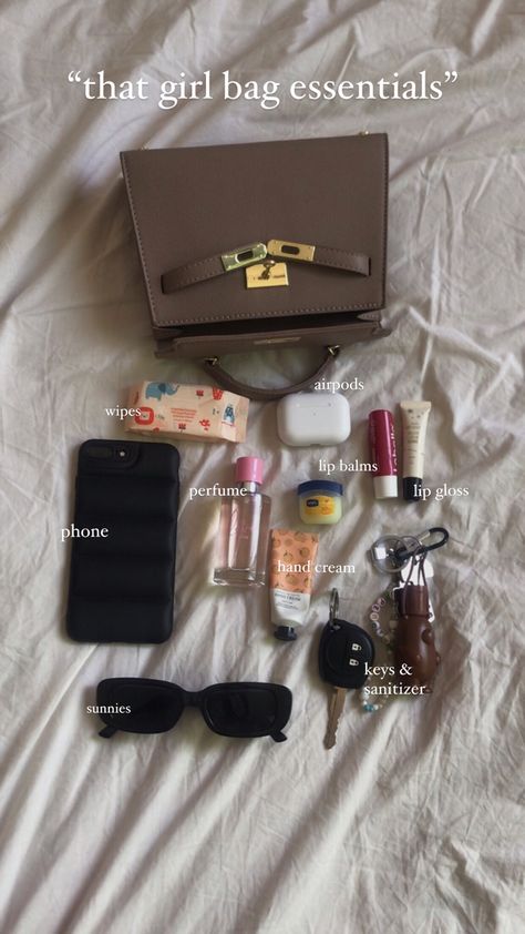 What’s In My Mini Tote Bag, Everyday Purse Essentials, What Is In My Bag Aesthetic, Girl Bag Essentials, Whats In My Purse Essentials, What’s In My Purse, Small Purse Essentials, Things In My Bag, Bag Essentials Everyday