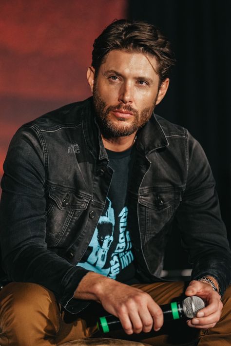 Alana King on Twitter: "Jensen Ackles Supernatural Indianapolis Main Panel 2022 #SPNIndy… " Jensen Ackles Beard, Jensen Ackles Photoshoot, Beard Or No Beard, Jensen Ackles Supernatural, Supernatural Pictures, Supernatural Jensen, Supernatural Tv Show, Winchester Boys, Supernatural Dean