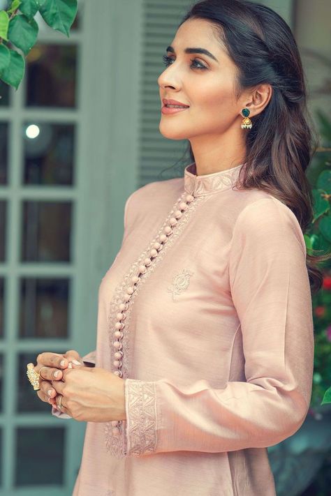 Neck design collar design sleeve design beautiful tops jumka Annus Abrar, Collar Kurti Design, Collar Kurti, Direct Deposit, Beautiful Tops, Resham Embroidery, Latest Dress Design, Stylish Short Dresses, Beautiful Pakistani Dresses