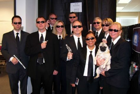 100 Winning Group Halloween Costume Ideas via Brit + Co. 96. Men in Black: Grab a suit and some shades plus a trusty pug to pull off this costume. (via Commakazis Peek) Diy Group Costumes, Team Halloween Costumes, Group Halloween Costume Ideas, Office Halloween Costumes, Cookie Monster Costume, Costumes For Work, Halloween Costumes For Work, Spooky Halloween Costumes, Halloween Office