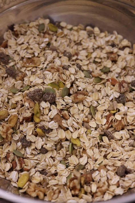 Muesli is a delicious and healthy breakfast option enjoyed for many years. Originating in Switzerland, muesli is a cereal made from oats, nuts, seeds, and dried fruits. It is often served with milk or yogurt and can be customized to suit your taste preferences. This particular recipe for muesli is packed with wholesome ingredients, including old-fashioned oats, wheat bran flakes, coconut flakes, dried fruit, and various nuts and seeds. Muslei Cereal, Bran Flakes, Muesli Recipe, Wheat Bran, Raw Pumpkin Seeds, Simple Muffin Recipe, Granola Healthy, Homemade Muesli, Raw Almonds