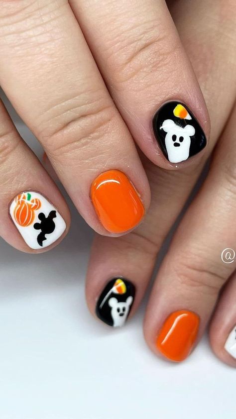 20 Magical Disney-Inspired Fall Nail Ideas You’ll Want to Try Now | Lookosm Disney Fall Nails Design, Disney Halloween Nails Design, Halloween Disney Nails, Disney Nail Ideas, Disney Halloween Nails, Nightmare Before Christmas Nails, Minnie Mouse Nails, Black Halloween Nails, Cruise Nails