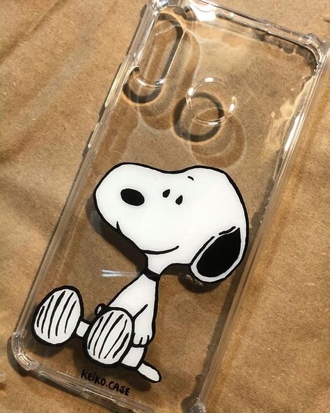 Fundas pintadas a mano✨ on Instagram: “Snoopy 🤩 Desliza para ver los detalles 👉🏼 Funda para un moto E6 plus” Shoping Bag, Phone Case Diy Paint, Cell Phone Covers, Beautiful Moon, Mobile Covers, Snoopy And Woodstock, Clear Phone Case, Diy Phone Case, Phone Covers