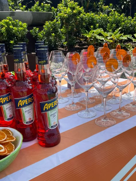 Aesthetic Aperol Spritz, Diy Aperol Spritz Bar, Aperol Spritz Table, Spritz Table, Bar Ideas For Party, Aperol Spritz Party, Spritz Party, Love At First Spritz, Spritz Bar