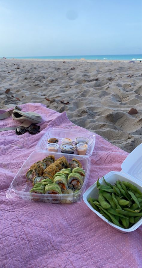 Takeout sushi rolls and edamame on a blanket at the beach during sunset Snacks On The Beach, Sushi Edamame, Lunch At The Beach, Beach Snack, Food Beach Aesthetic, Beach Foods, Beach Food, Beach Food Ideas, Sushi With Friends Aesthetic