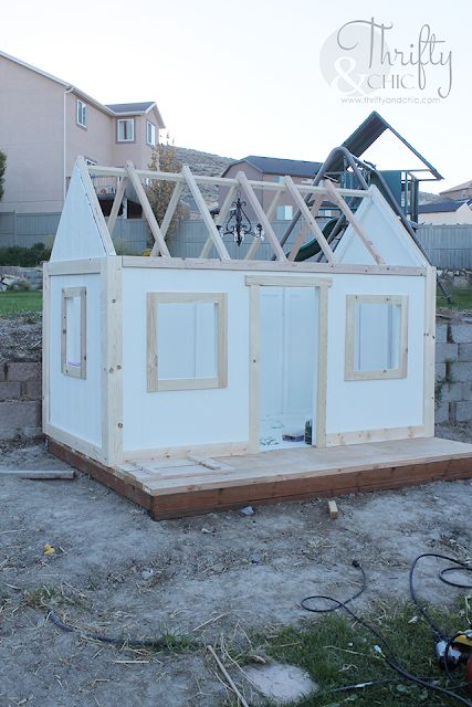 Kids Outdoor Playhouse, Diy Outdoor Playhouse, Outdoor Kids Playhouse, Build A Farmhouse, Kids Playhouse Outdoors, Diy Decorating Ideas, Outdoor Playhouse, Playhouse Plans, Diy Playhouse