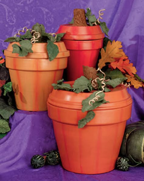 Turn a terracotta pot into a decorative pumpkin by painting them orange. It's the perfect craft for transitioning from summer to fall! Pot Craft, Crafts Clay, Clay Pot Projects, Terra Cotta Pot, Terra Cotta Pot Crafts, Pot Crafts, Flower Pot Crafts, Clay Pot Crafts, Autumn Crafts