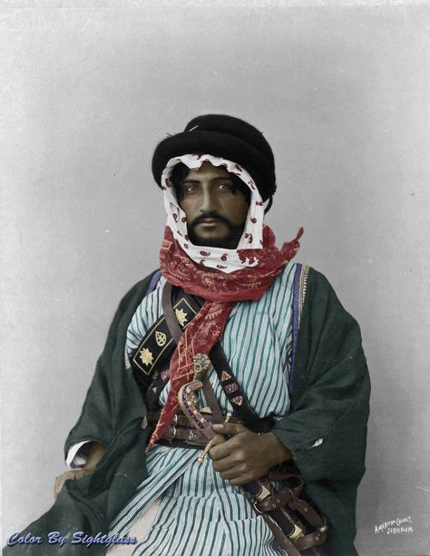 Arabic Traditional Clothing Male, Arab Warrior Muslim, Masked Arab, Saudi Arabian Traditional Clothing, Old Arabian Art, Arab Culture, Colorized Photos, Early Photos, Dress Doll