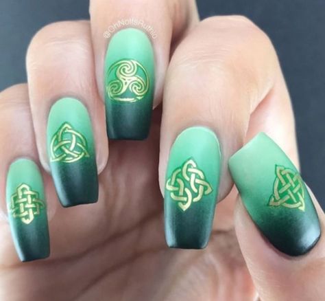 Celtic Nails, Irish Nail Designs, Scary Halloween Nails Design, Patrick Day Nails, Irish Nails, Finger Nail Designs, Amazing Nail Art Designs, Fingernail Art, March Nails