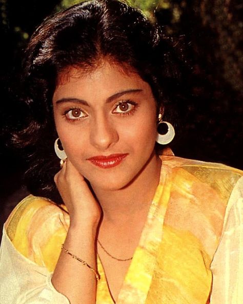 90s Bollywood Actress, 90s Bollywood, Vintage Bollywood, Indian Aesthetic, Celebrity Makeup, Bollywood Actors, Actor Model, Beauty Queens, Bollywood Fashion