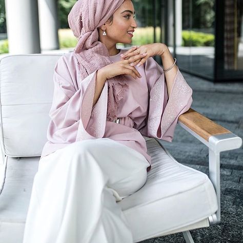 I bet you guys figured out my good side   @talktouno Conservative Fashion, Stile Hijab, Middle Eastern Fashion, Persian Fashion, Muslim Style, Cute Modest Outfits, Head Scarf Styles, Hijabi Style, Muslim Outfits