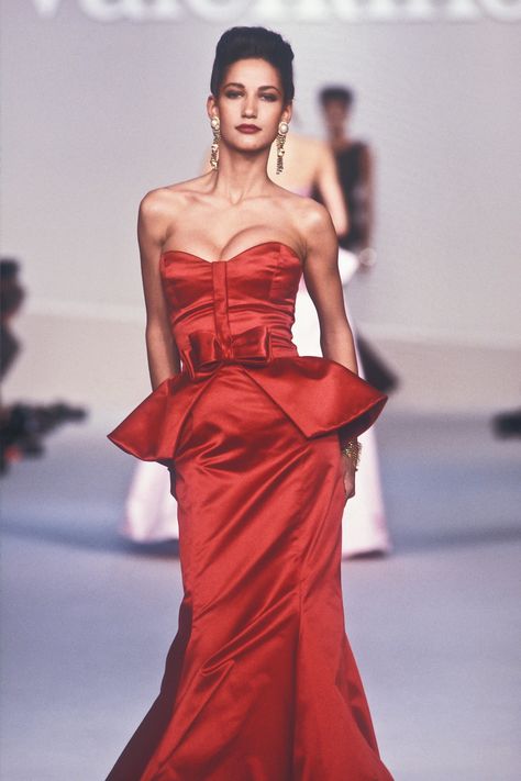 Valentino Runway Dresses, Marpessa Hennink, 1987 Fashion, Red Valentino Dress, Valentino Runway, Valentino Gowns, Vintage Red Dress, 90s Runway Fashion, High Fashion Editorial