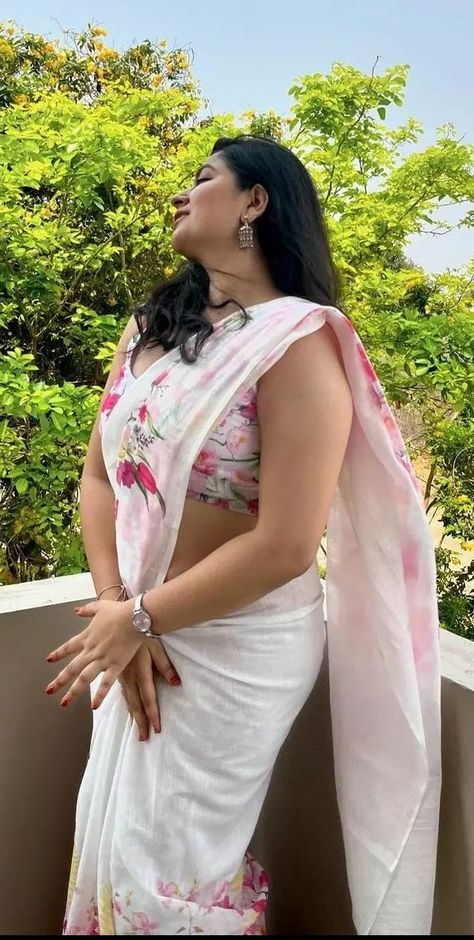 Chubby Girl In Saree, Saree For Chubby Girls, Kanduri Sudha, Girl In Saree, Snake Girl, Saree Poses, White Saree, Beautiful Dresses Short, Saree Look