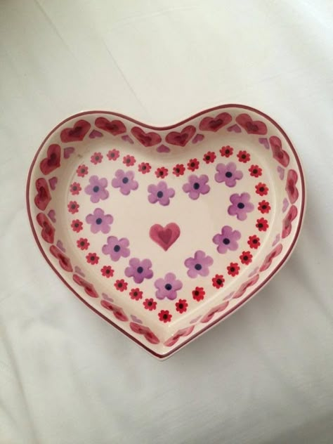 Pottery Painting Heart Dish, Heart Shaped Pottery Painting Ideas, Heart Shaped Ceramic Bowl, Heart Box Pottery Painting, Heart Pottery Ideas, Pottery Painting Heart Plate, Heart Shaped Decor, Ceramic Heart Dish, Pottery Hearts Ideas