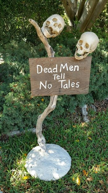 Pirates Of The Caribbean Parade Float, Spooky Underwater Halloween, Fishing Skeleton Decoration, Spooky Under The Sea Decorations, Pirate Themed Trunk Or Treat Ideas, Pirate Ship Halloween Yard Diy, Pirates Of The Caribbean Halloween Party, Pirate Yard Decorations, Pirates Of The Carribean Party